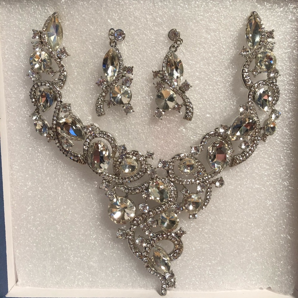 NWT Beautiful Statement Set Necklace and Earrings